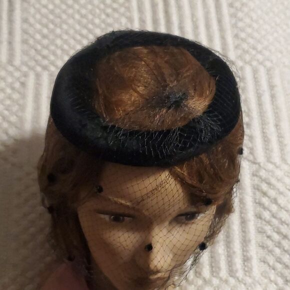1960s Black Velvet Ring Open Top Net Hat - Picture 5 of 6